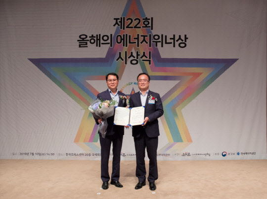 지난 10일 한국프레스센터 국제회의실에서 진행된 '올해의 에너지 위너상' 시상식 후 김필중 SK매직 마케팅본부장과 이상홍 한국에너지공단 부이사장이 기념촬영을 진행했다. <SK매직 제공>